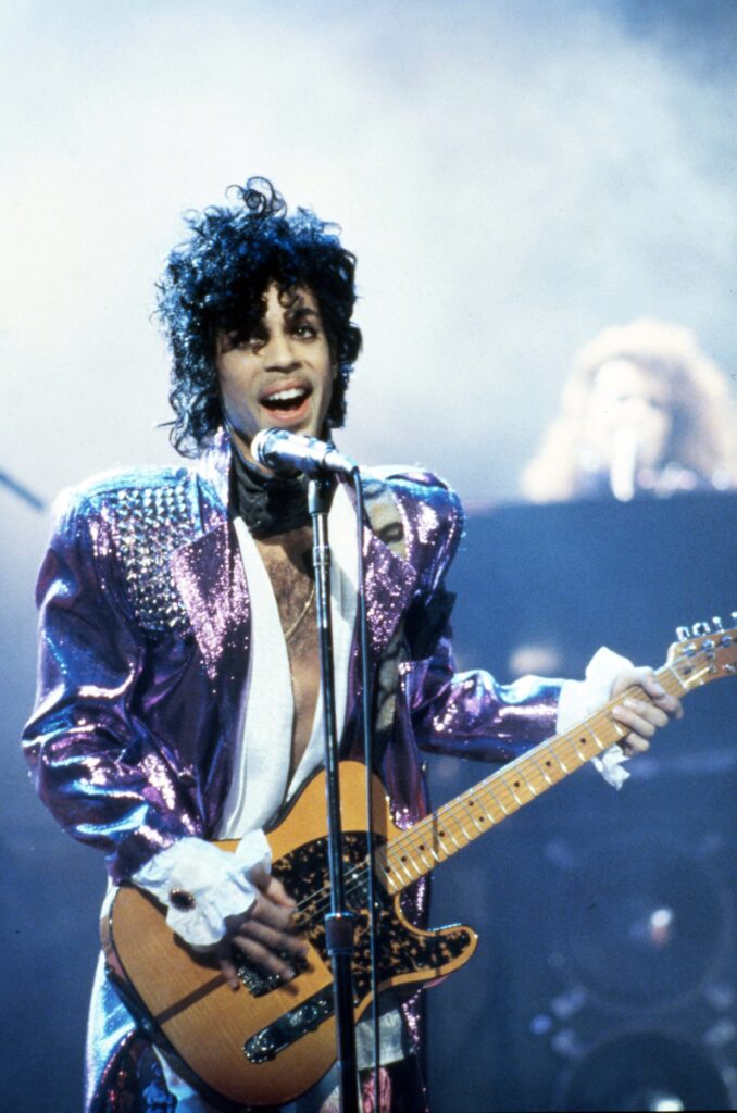 Prince en concert durant le Purple Rain Tour, le 4 novembre 1984, à la Joe Louis Arena à Detroit, dans le Michigan. © Ross Marino/Getty Images.