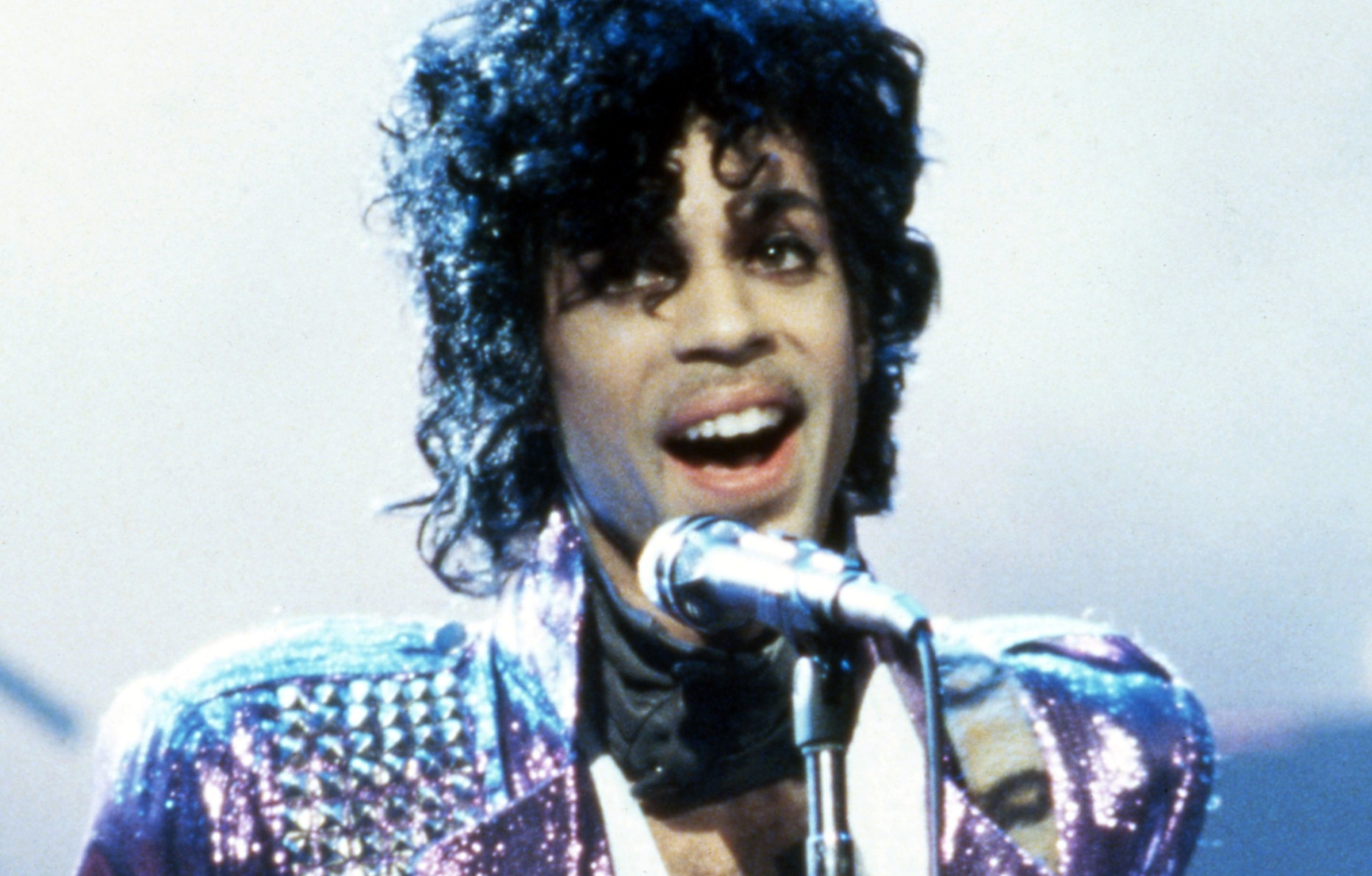 Prince en concert durant le Purple Rain Tour, le 4 novembre 1984, à la Joe Louis Arena à Detroit, dans le Michigan. © Ross Marino/Getty Images.