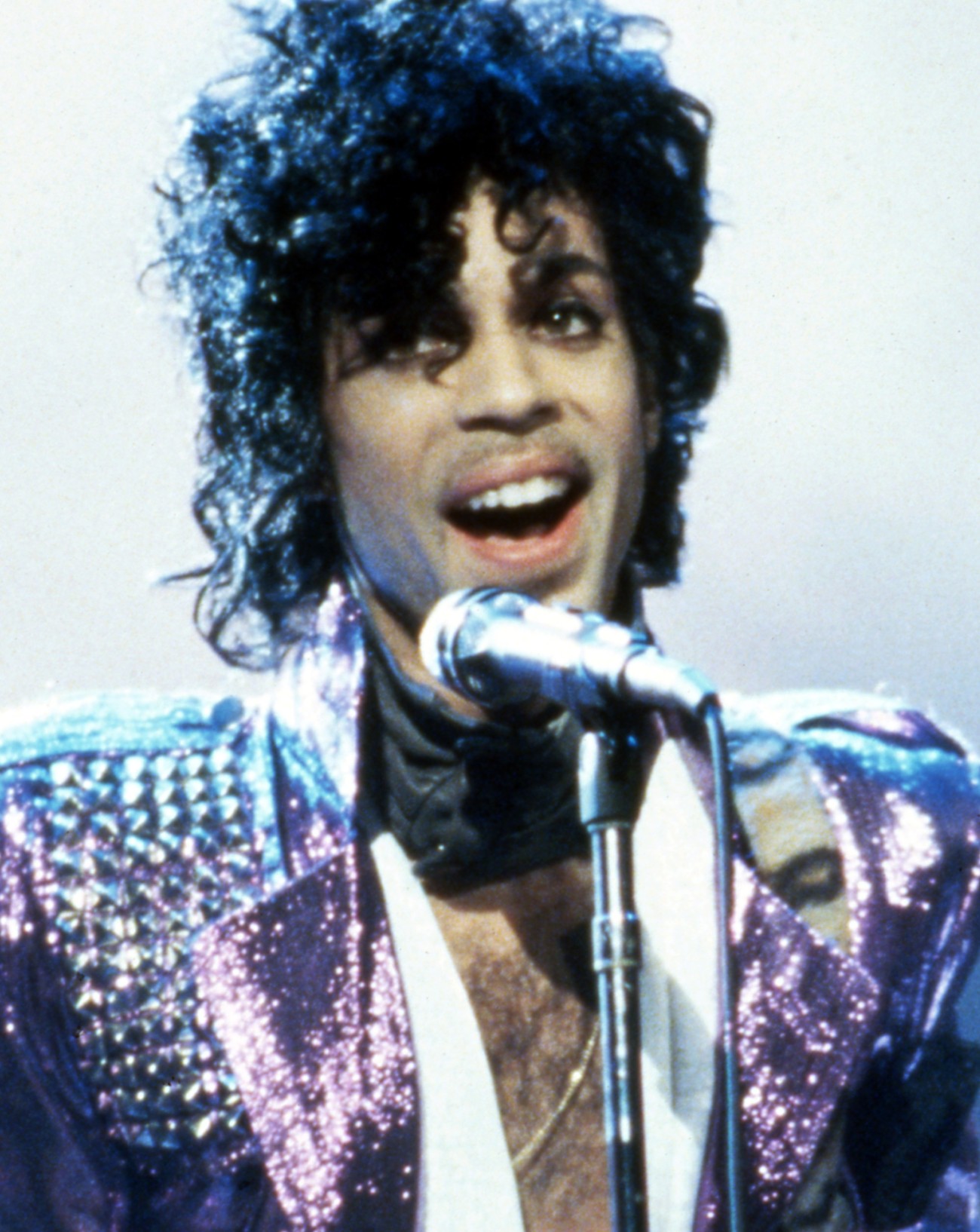 Prince en concert durant le Purple Rain Tour, le 4 novembre 1984, à la Joe Louis Arena à Detroit, dans le Michigan. © Ross Marino/Getty Images.