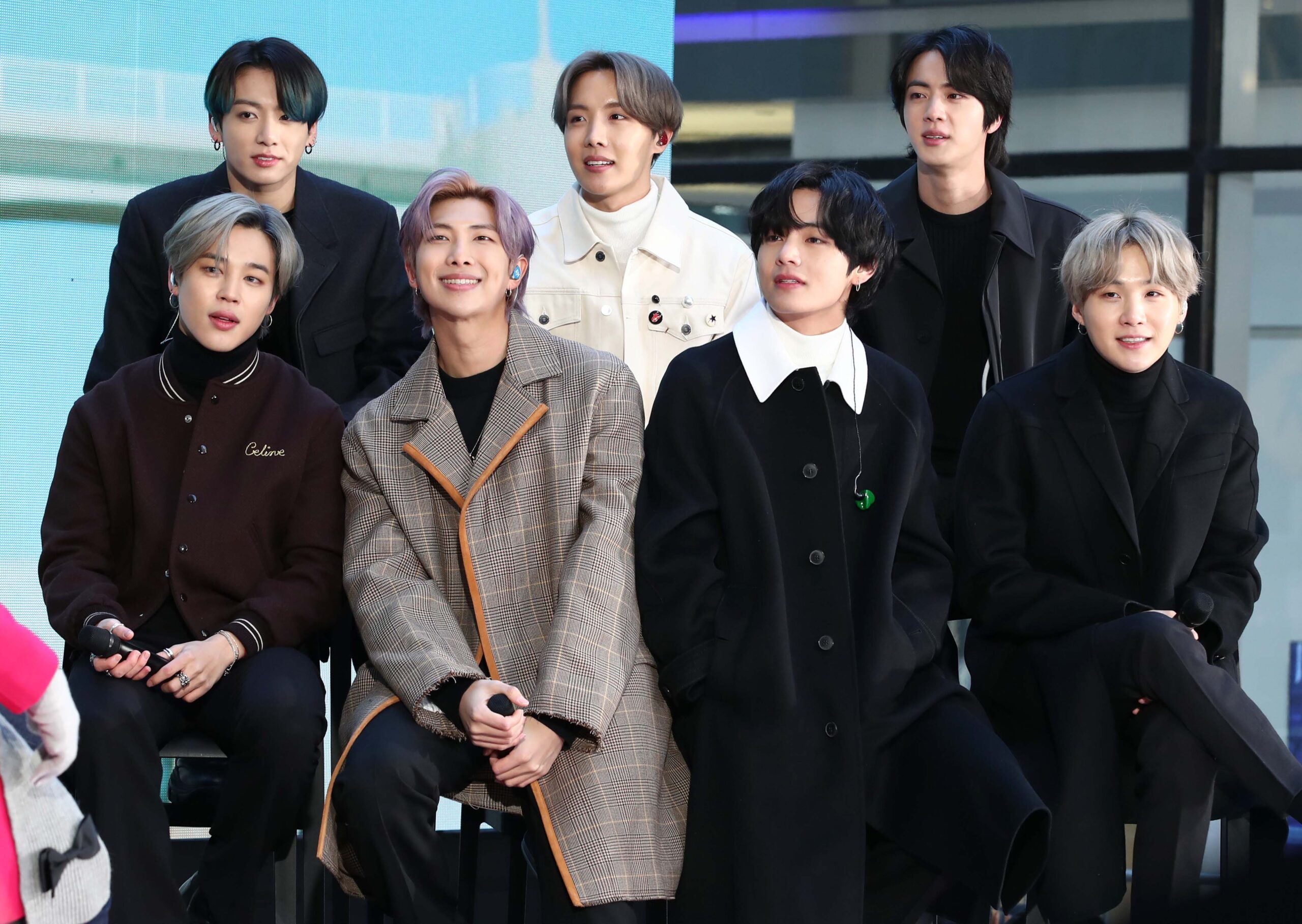 Jimin, Jungkook, RM, J-Hope, V, Jin et SUGA du groupe BTS, bientôt de retour à la musique, au "Today" Show au Rockefeller Plaza, le 21 février 2020, à New York. Photo par Cindy Ord/WireImage via Getty Images.