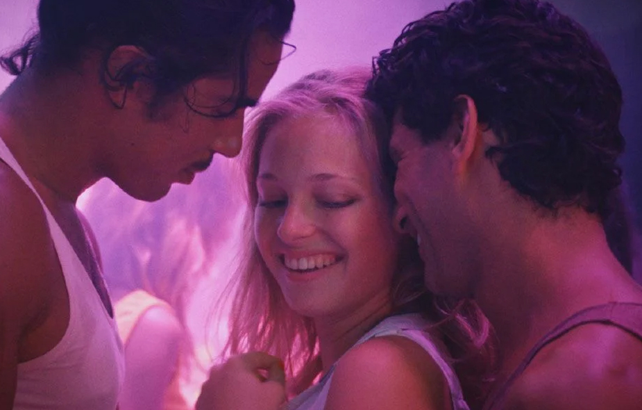 Photo des acteurs Shaïn Boumedine, Marie Bernard, Roméo De Lacour et Lou Luttiau dans le film Mektoub My Love: Intermezzo (2019) d'Abdellatif Kechiche.