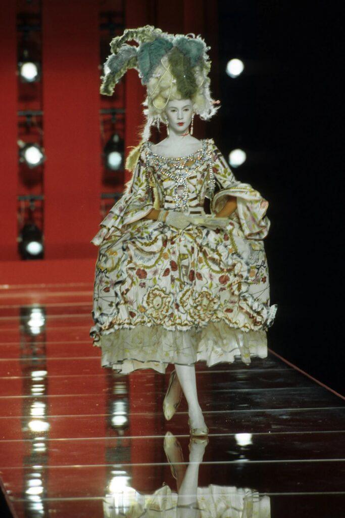 Christian Dior haute couture automne-hiver 2000.