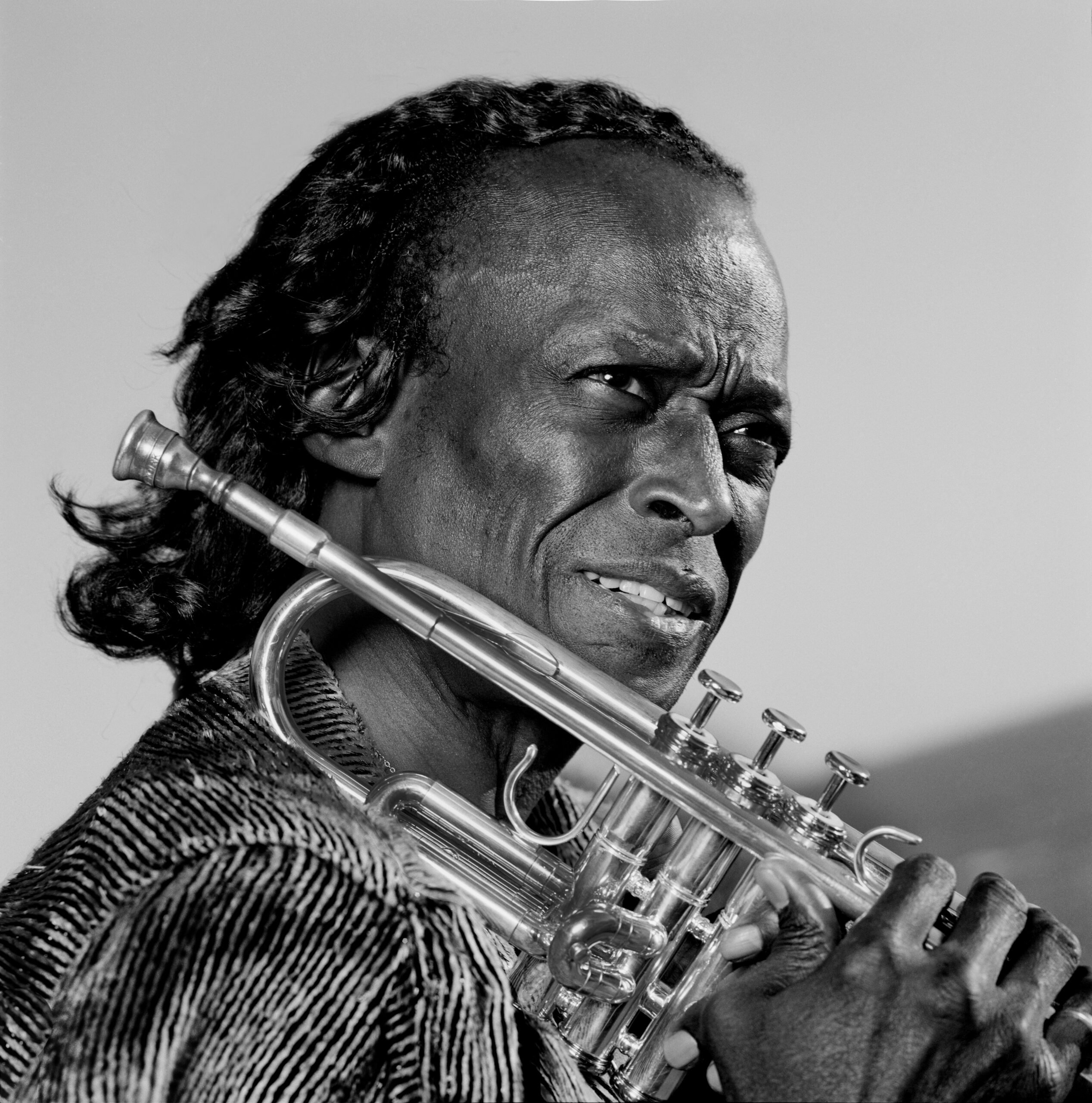 Le trompettiste Miles Davis pose pour un portrait à Los Angeles, en Californie.