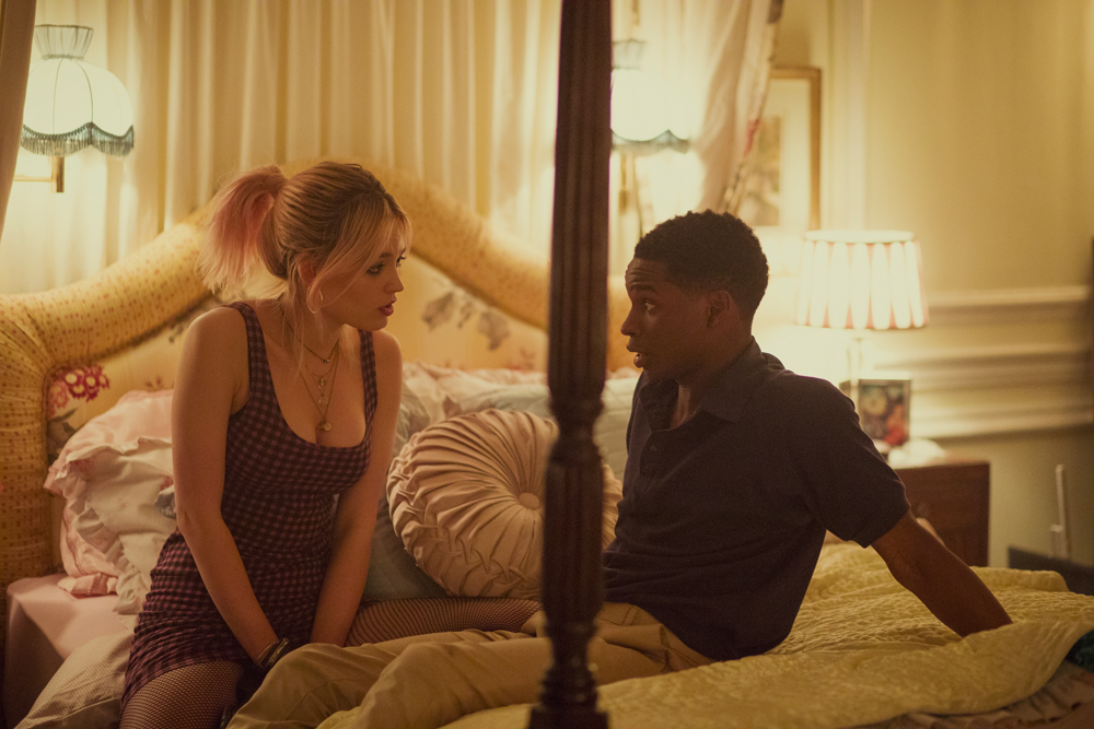 Photo des acteurs Emma Mackey et Kedar Williams Stirling dans la saison 1 de la série Sex Education.