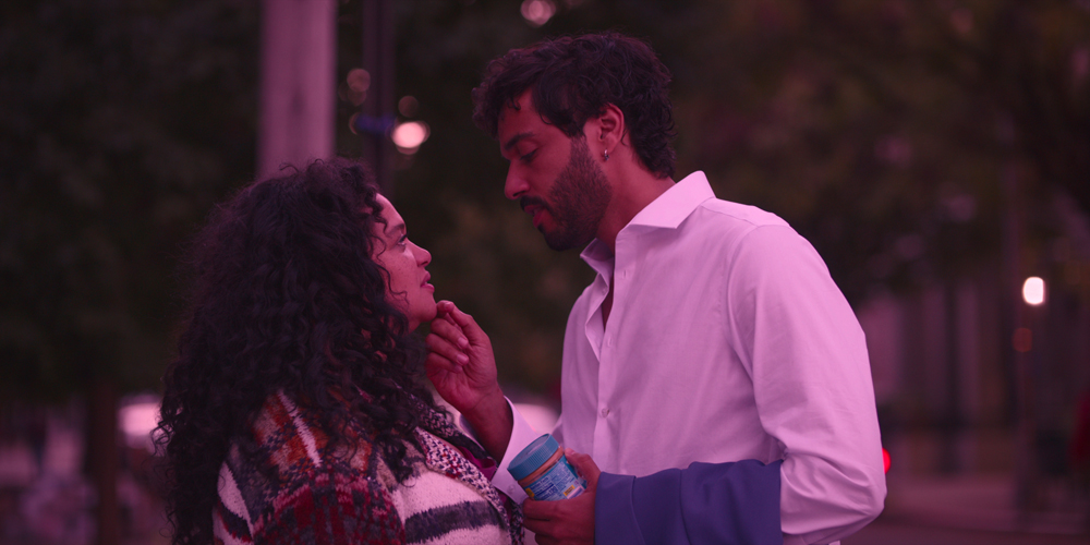 Photo des acteurs Michelle Buteau et Marouane Zotti dans la série La loi de la plus forte (2023).