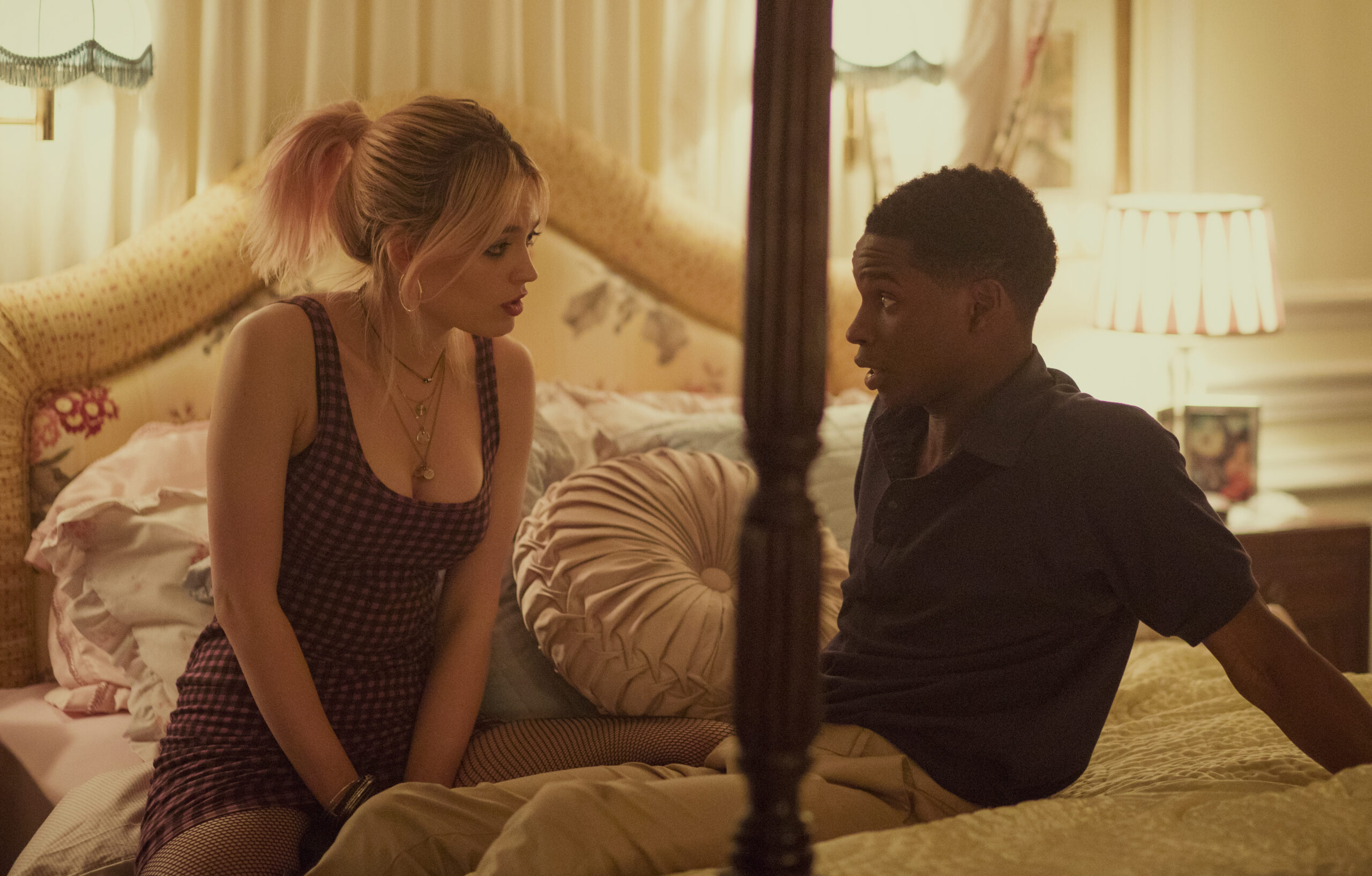 Photo des acteurs Emma Mackey et Kedar Williams Stirling dans la saison 1 de la série Sex Education.