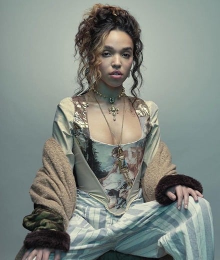 FKW Twigs en corset Vivienne Westwood ornée d'une peinture de François Boucher en 2019.