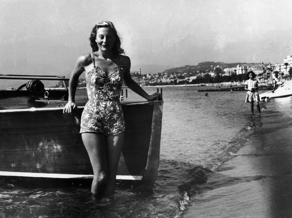 L’actrice française Michèle Morgan pose en maillot de bain lors du 1er Festival de Cannes, à Cannes, en France, en 1946.