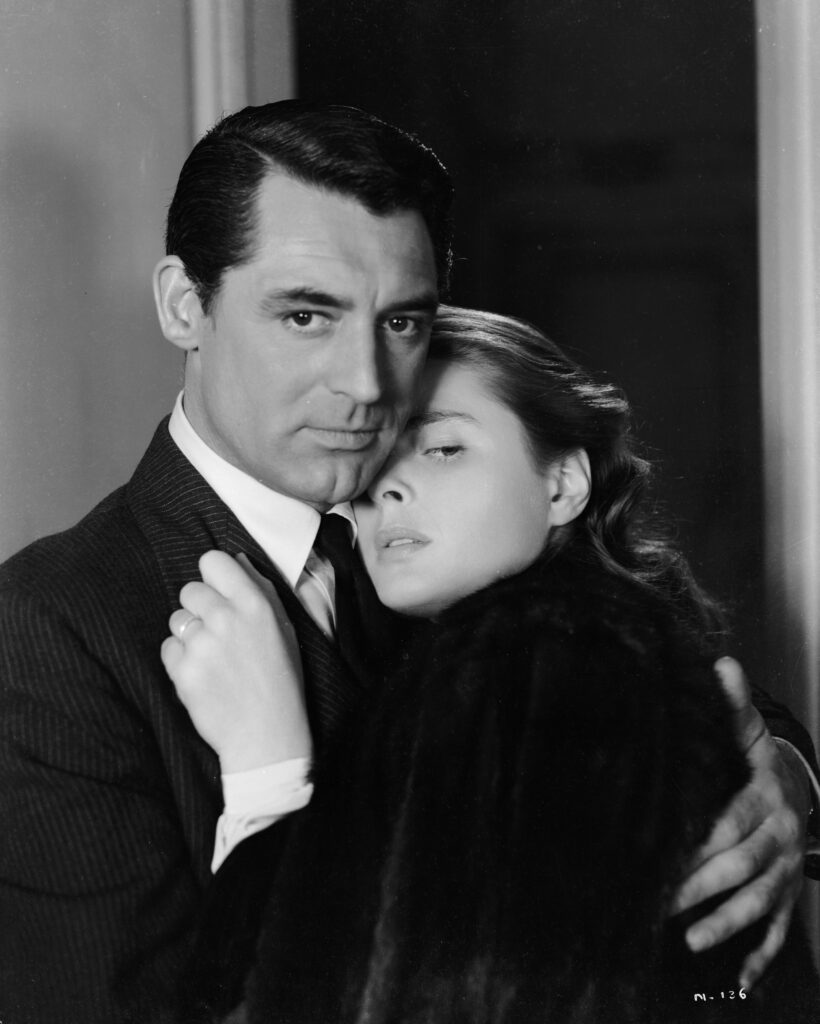 1946 : Cary Grant se rapproche émotionnellement d’Ingrid Bergman dans le thriller d’espionnage d’Alfred Hitchcock, Les Enchaînés.