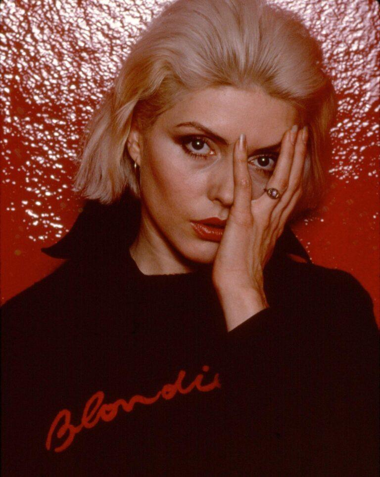 La chanteuse Debbie Harry du groupe Blondie fera l'objet d'un biopic