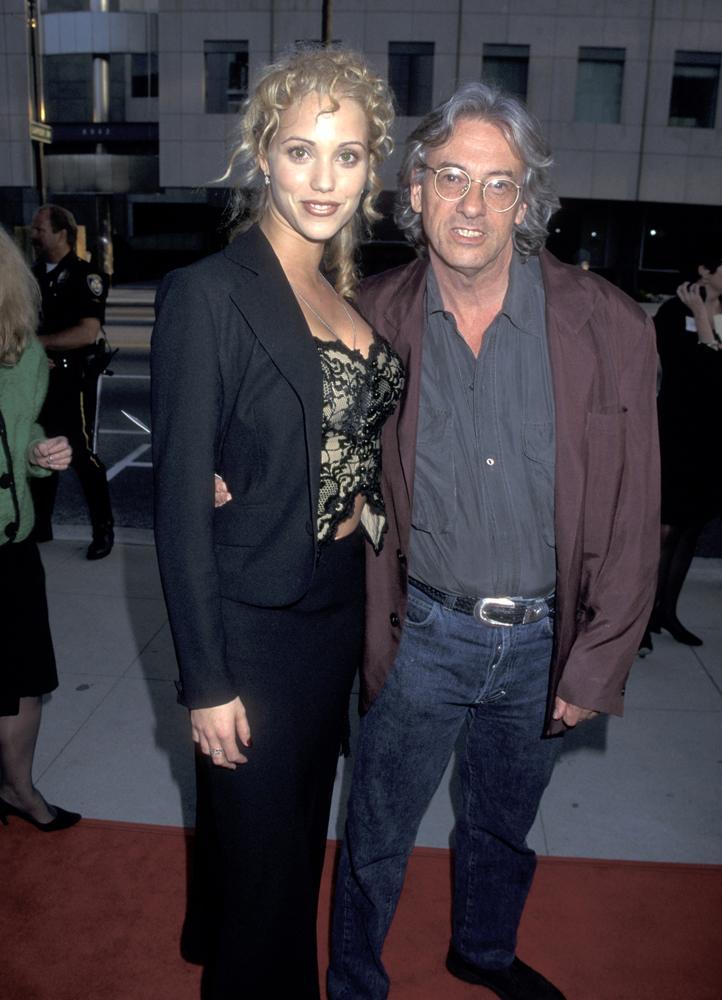 Elizabeth Berkley et Paul Verhoeven à l'avant-première de la version restaurée du film Docteur Jivago, au Samuel Goldwyn Theater de Beverly Hills. © Ron Galella/Ron Galella Collection via Getty Images.