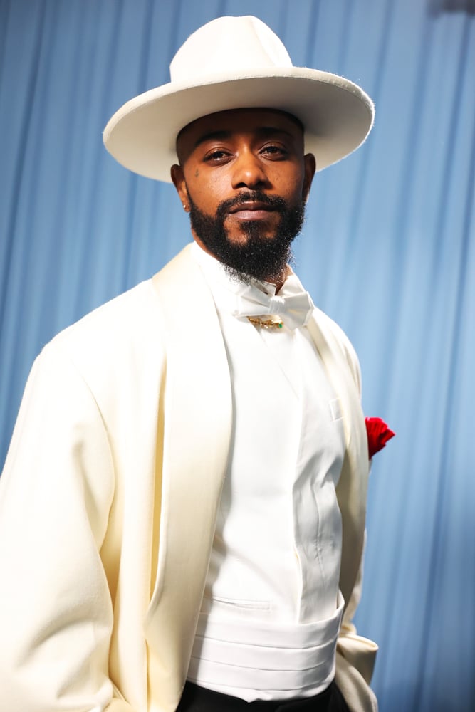 En costume blanc Ferragamo, l'acteur et rappeur Lakeith Stanfield prend la pose au Met Gala 2025. 