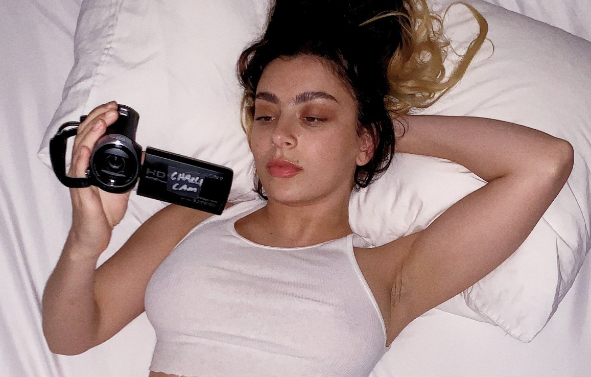 La jaquette de l'album How I'm Feeling Now (2020) de Charli xcx.