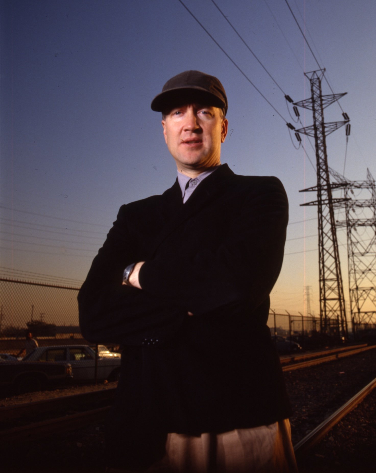 Portrait du réalisateur David Lynch pendant qu’il pose sur des rails à Los Angeles, 1989. © Anthony Barboza/Getty Images. court métrage fire pozar