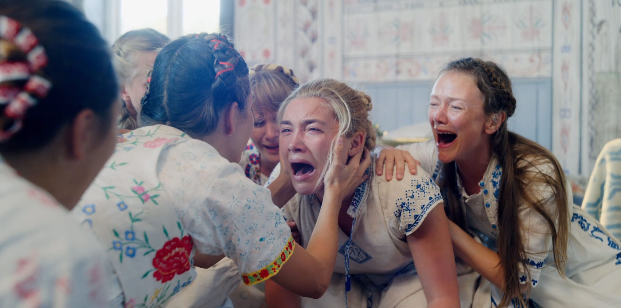 Photo de Florence Pugh en train de pleurer extraite du film Midsommar d'Ari Aster.