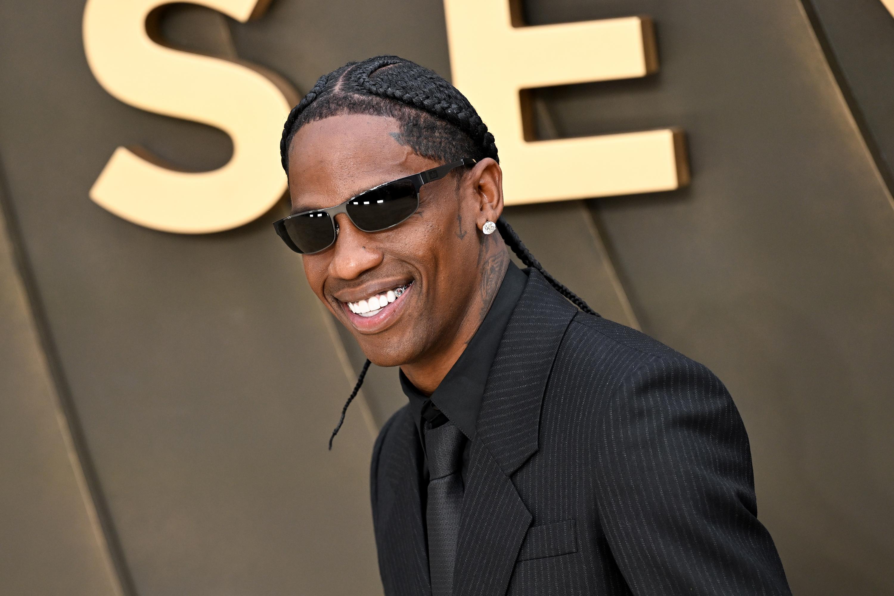 Travis Scott à la première mondiale du film The Odyssey, le 6 juillet 2026 à Londres. © Zak Hussein/Variety via Getty Images.