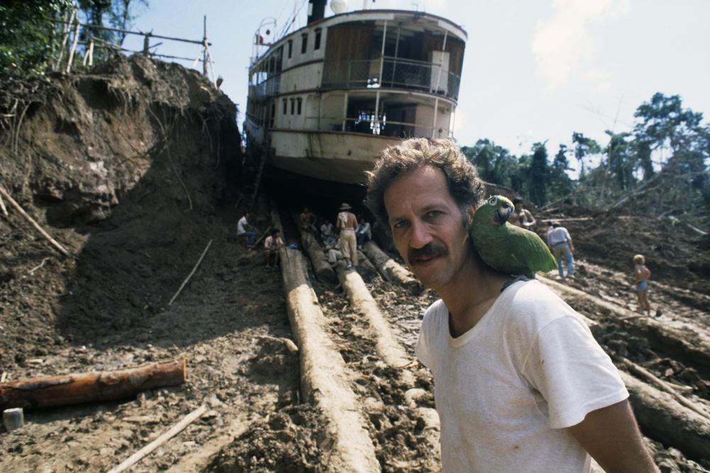 Le réalisateur Werner Herzog, sur le tournage du film Fitzcarraldo, au Pérou en juillet 1981. © Jean-Louis Atlan/Sygma via Getty Images.