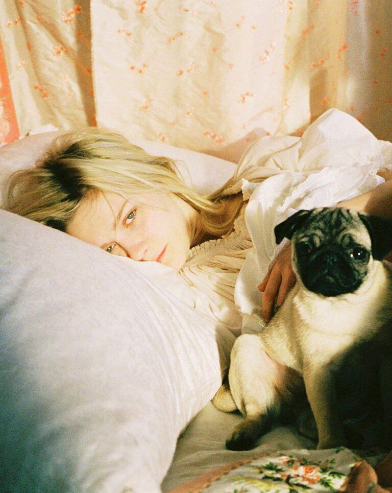 Kirsten Dunst et le Carlin Mops.