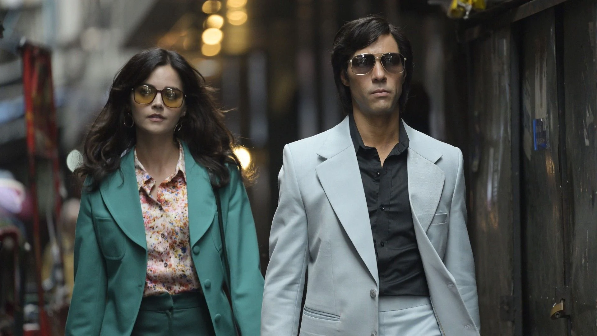 Tahar Rahim et Jenna Coleman dans la série Le Serpent (2021) © Netflix.