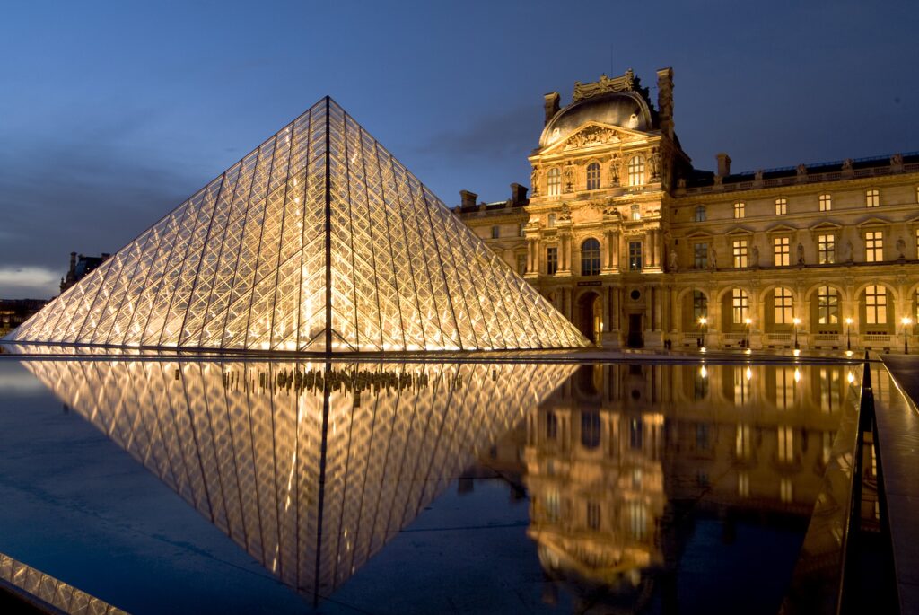 La pyramide du musée du Louvre, à Paris. © Daniella Nowitz via Getty Images.