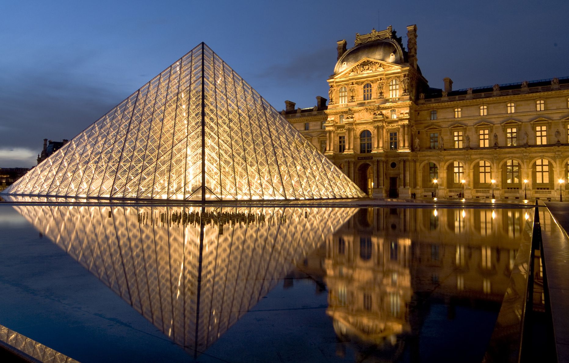La pyramide du musée du Louvre à Paris.