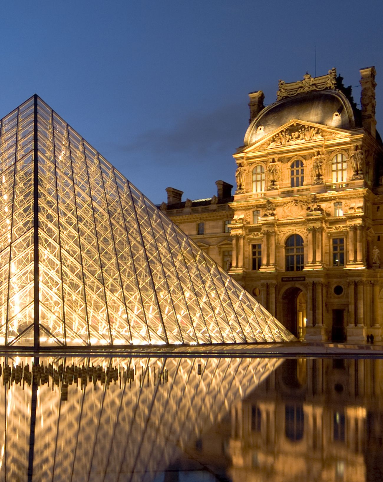 La pyramide du musée du Louvre à Paris.