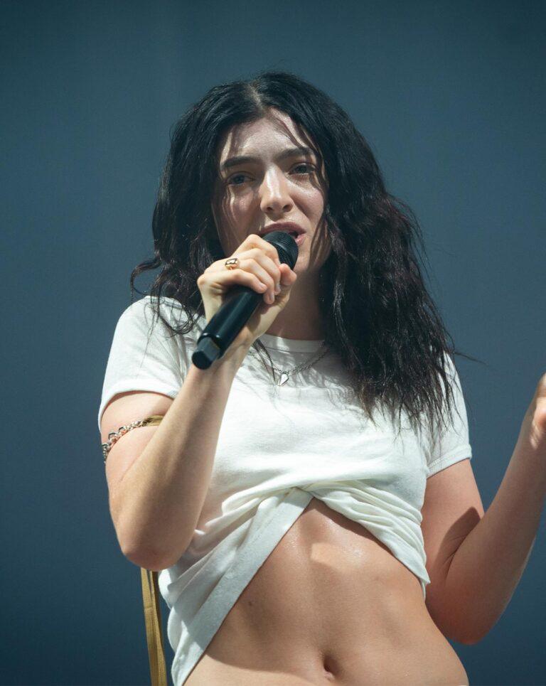 La chanteuse Lorde au festival Glastonbury en 2025.