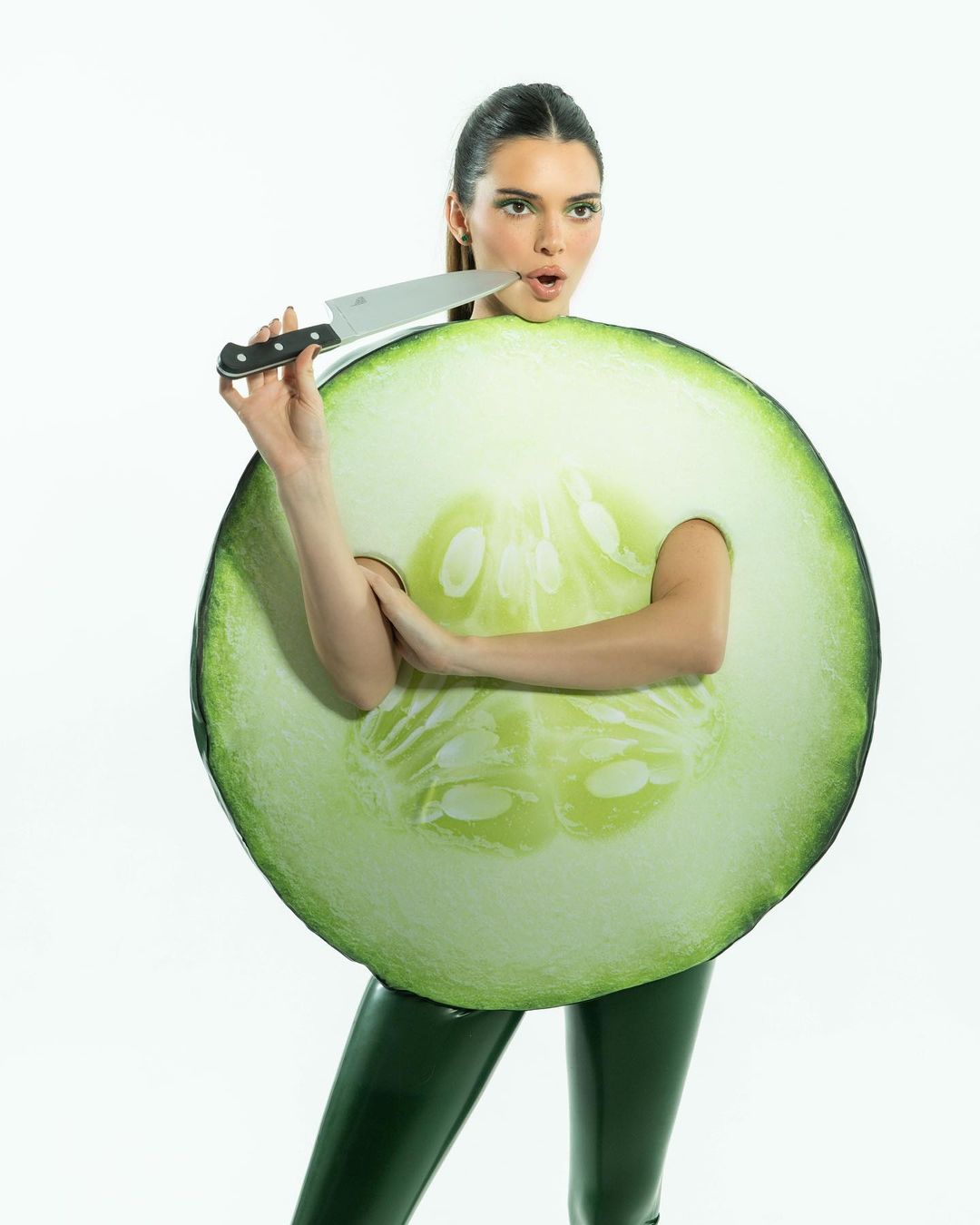 Le costume de concombre de Kendall Jenner. 