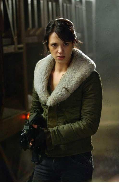 Asia Argento dans Land of the dead (le territoire des morts) (2005).