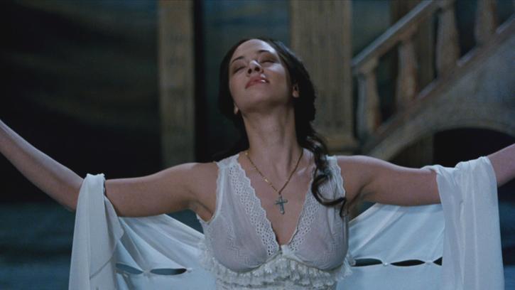 Asia Argento dans Le Fantôme de l'Opéra (1998).