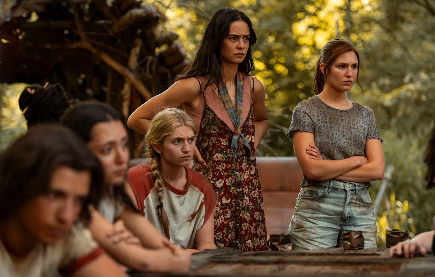 Photo des acteurs Sophie Nélisse, Courtney Eaton, Kevin Alves, Anisa Harris, Jenna Burgess dans la saison 3 de la série Yellowjackets.