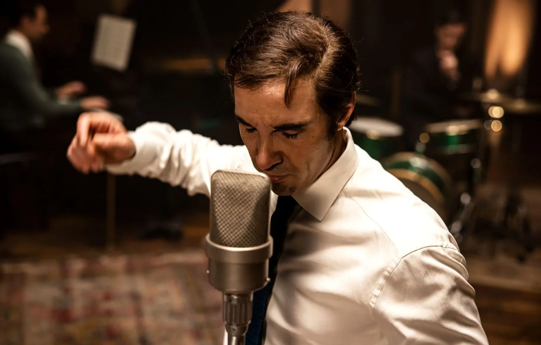 Tahar Rahim dans le film Monsieur Aznavour.