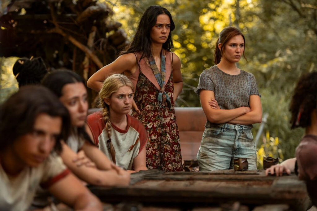 Photo des actrices Sophie Nélisse, Courtney Eaton, Kevin Alves, Anisa Harris, Jenna Burgess dans la saison 3 de la série Yellowjackets.