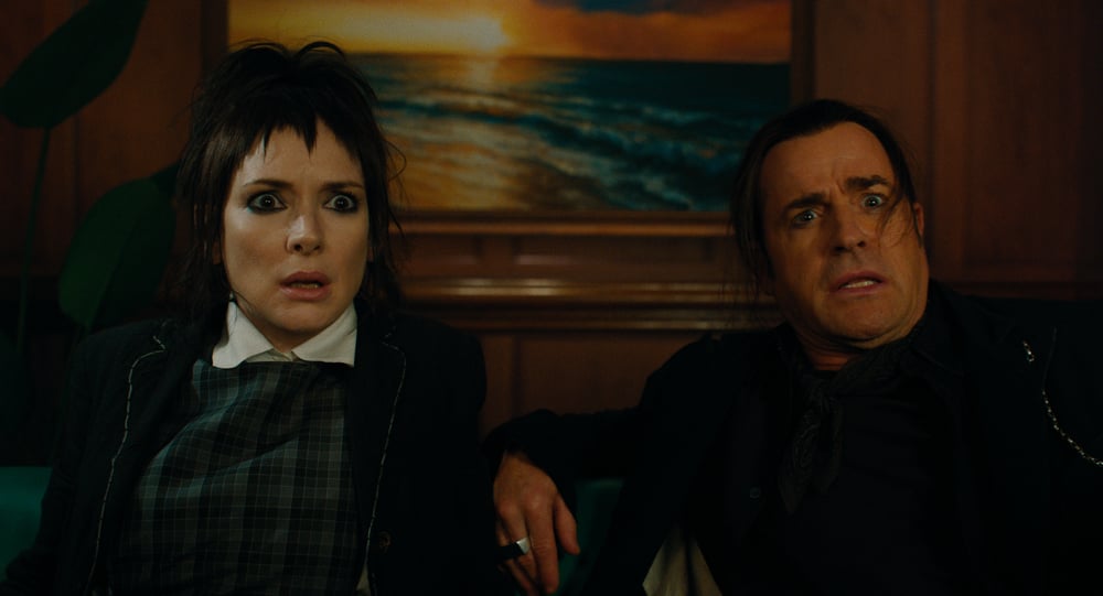 Winona Ryder et Justin Theroux dans le film Beetlejuice Beetlejuice de Tim Burton (2024). © 2024 Warner Bros. Entertainment Inc.