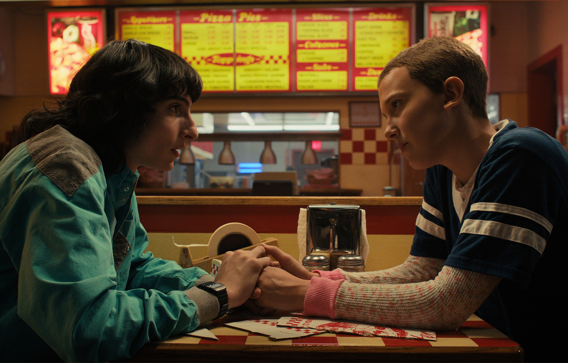 Finn Wolfhard et Millie Bobby Brown dans la série Stranger Things - Saison 4 (2022) © Courtesy of Netflix.