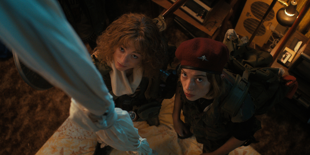 Natalia Dyer et Maya Hawke dans la série Stranger Things - Saison 4 (2022) © Courtesy of Netflix.