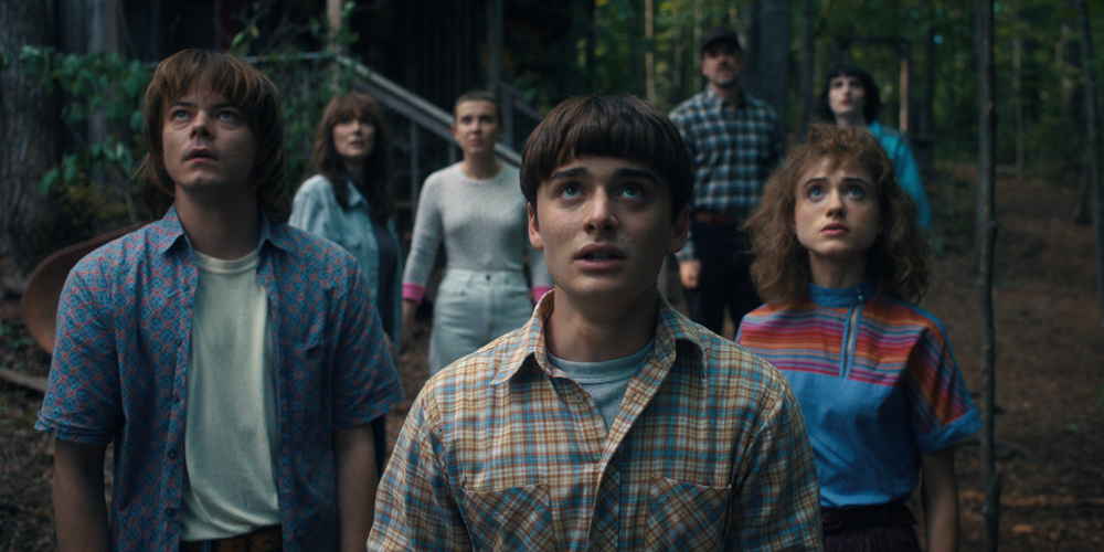 Charlie Heaton, Winona Ryder, Millie Bobby Brown, Noah Schnapp, David Harbour, Natalia Dyer et Finn Wolfhard aans la série Stranger Things - Saison 4 (2022) © Courtesy of Netflix.