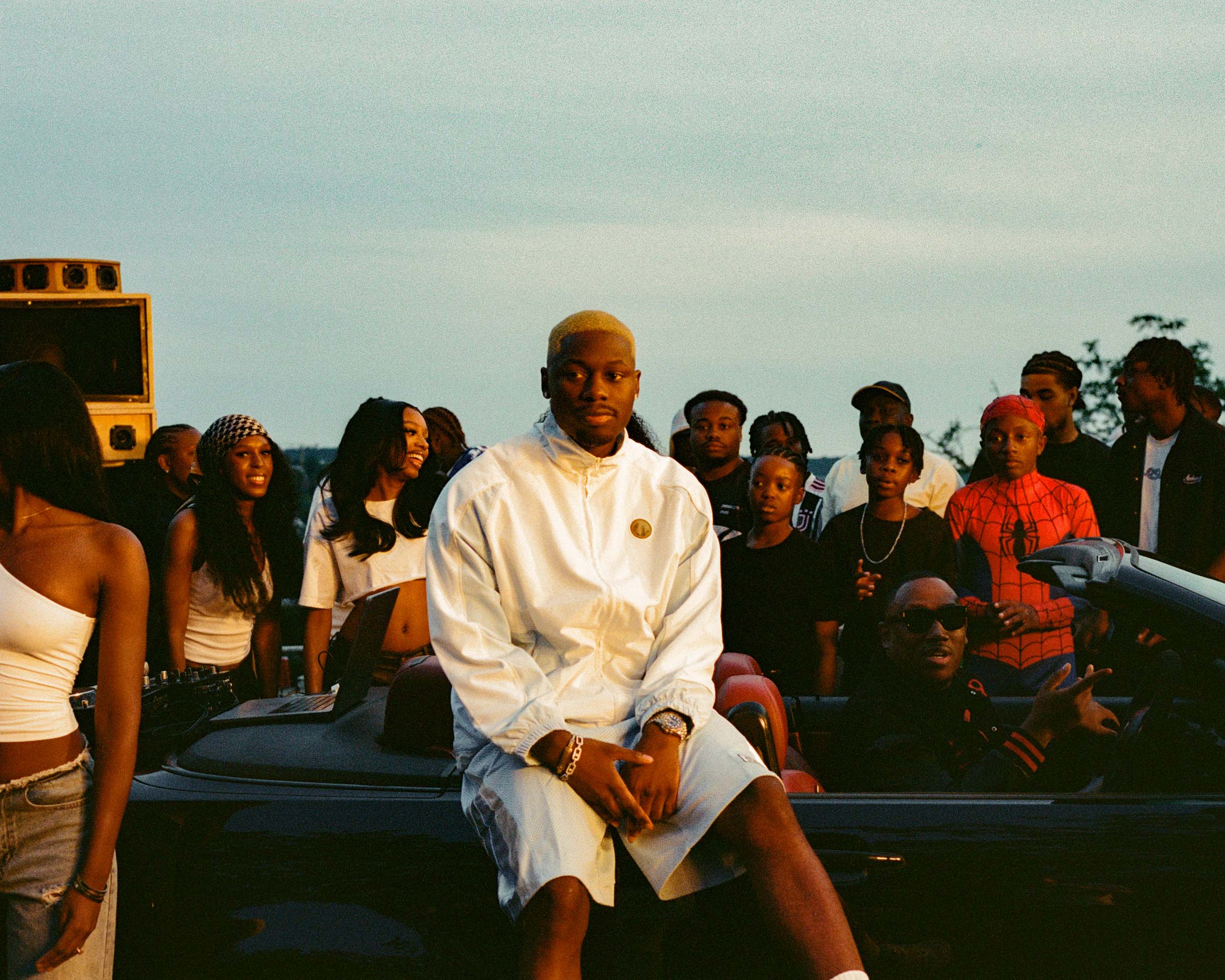 Le rappeur Tiakoka sur le tournage du clip de Mélo Décalé en 2026. © Nicolas Louis Babin.