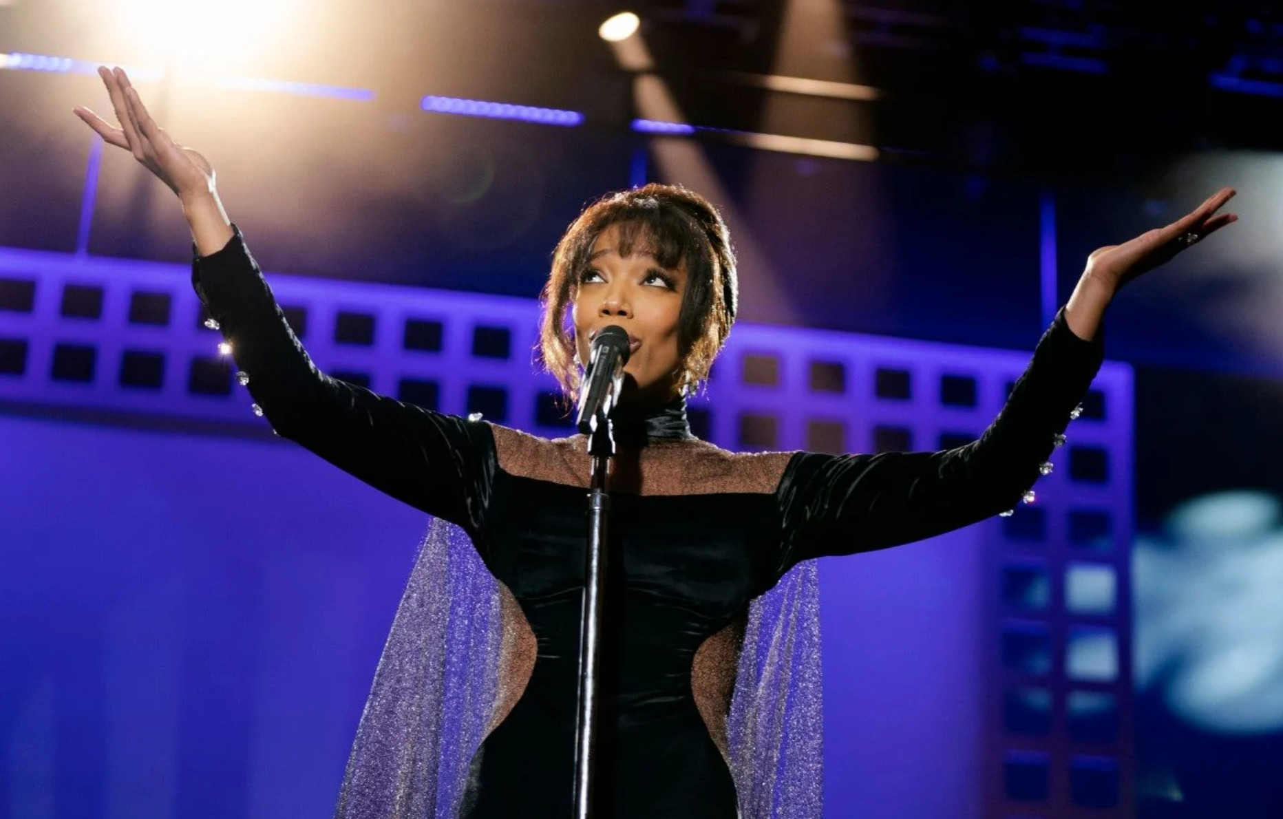 Naomi Ackie dans le film Whitney Houston : I Wanna Dance With Somebody.