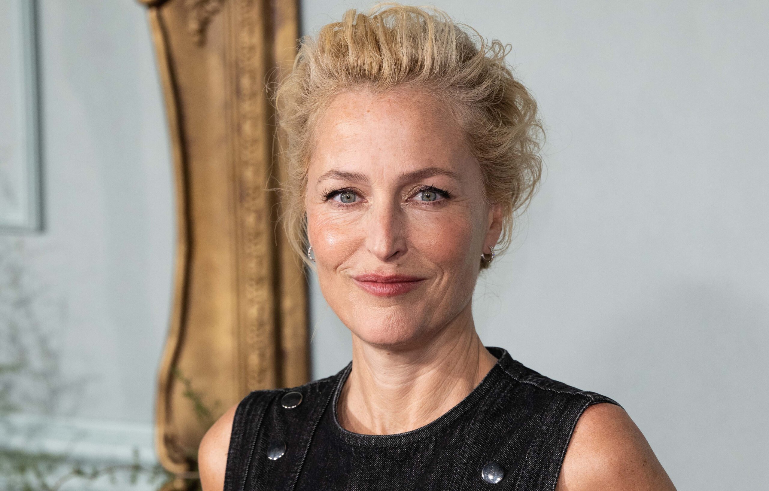 Photo de Gillian Anderson à la première de la saison 5 de The Crown au Theatre Royal Drury Lane le 8 novembre 2022.