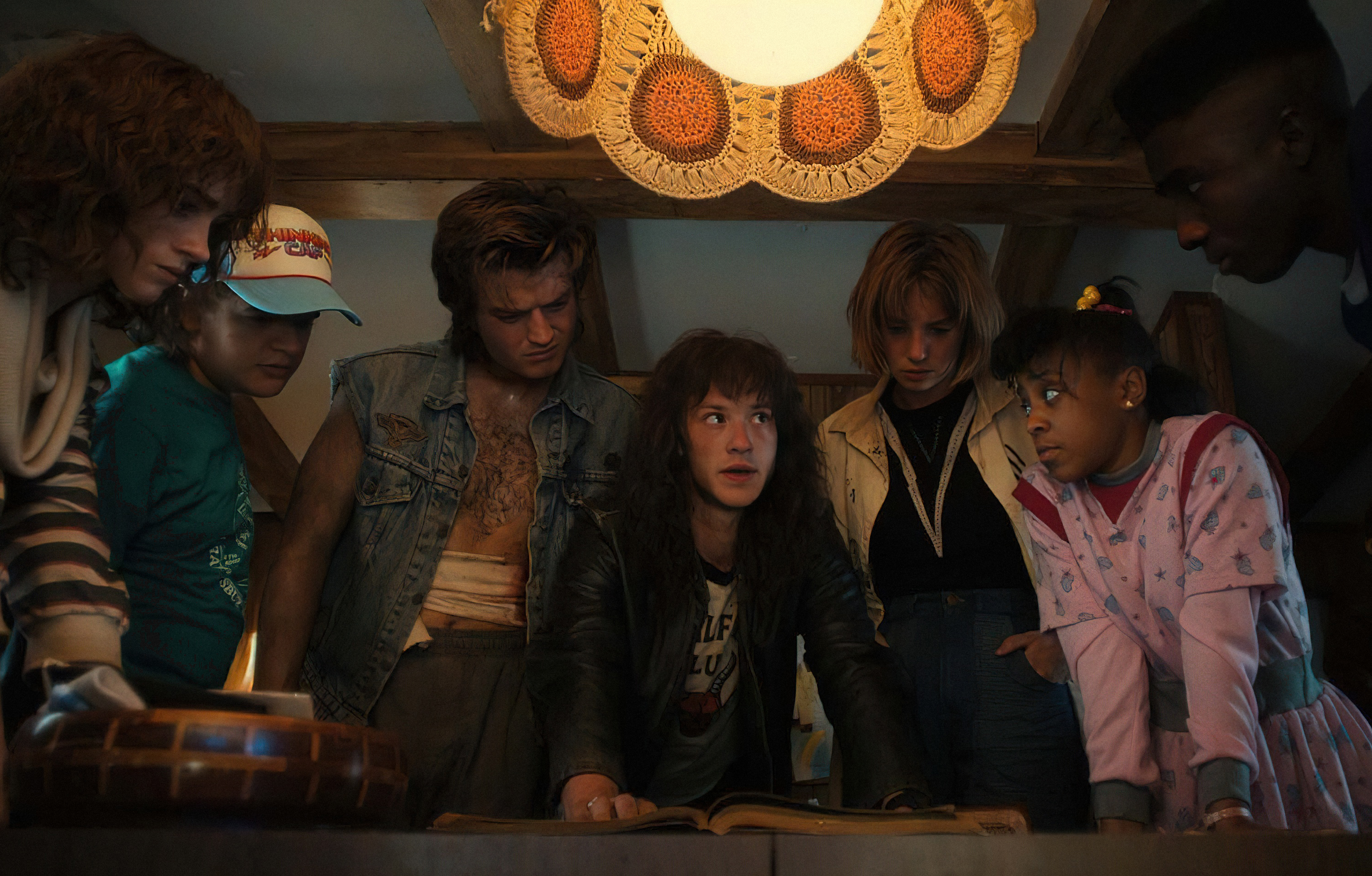 Natalia Dyer, Gaten Matarazzo, Joe Keery, Joseph Quinn, Maya Hawke, Priah Ferguson, Sadie Sink et Caleb McLaughlin dans la saison 4 de Stranger Things. © Courtesy of Netflix, 2022 stranger things saison 5