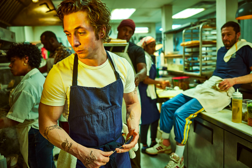 Jeremy Allen White dans la saison 1 de la série The Bear (2022). © Disney+.