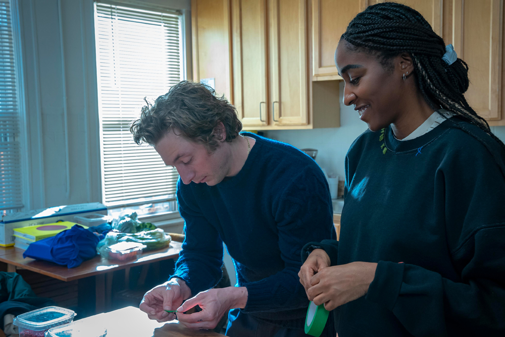 Jeremy Allen White et Ayo Edebiri dans la saison 2 de la série The Bear (2023). © Disney+.