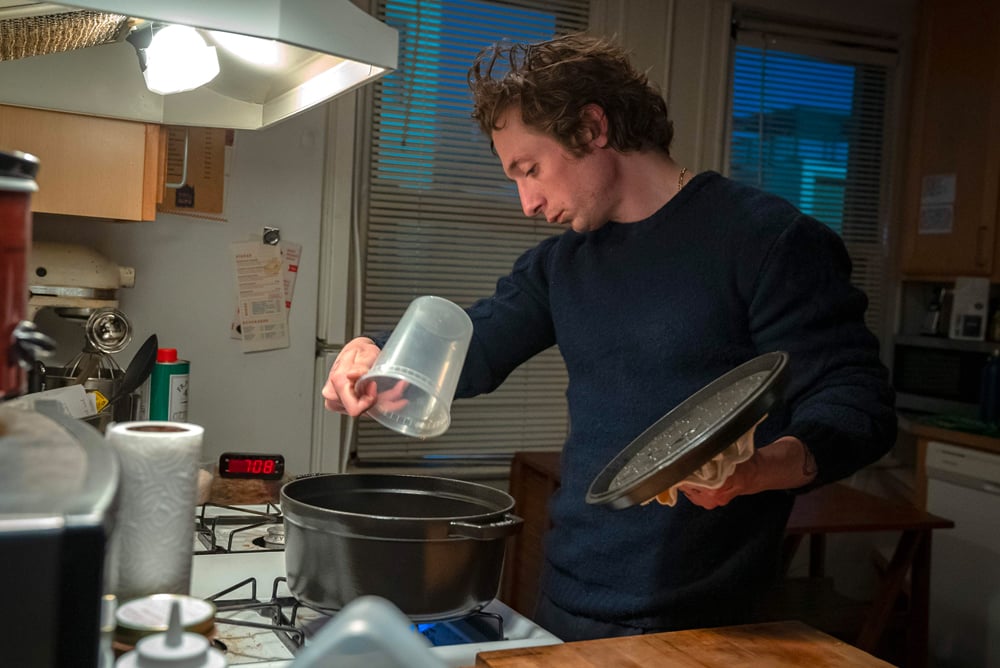 Jeremy Allen White dans la saison 2 de la série The Bear (2023). © Disney+.