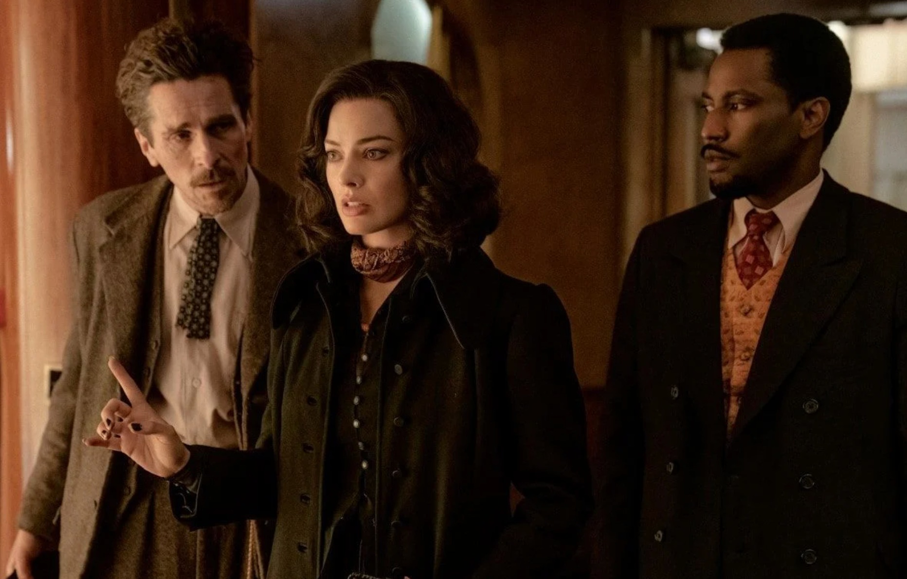 Margot Robbie et Christian Bale dans le film Amsterdam.