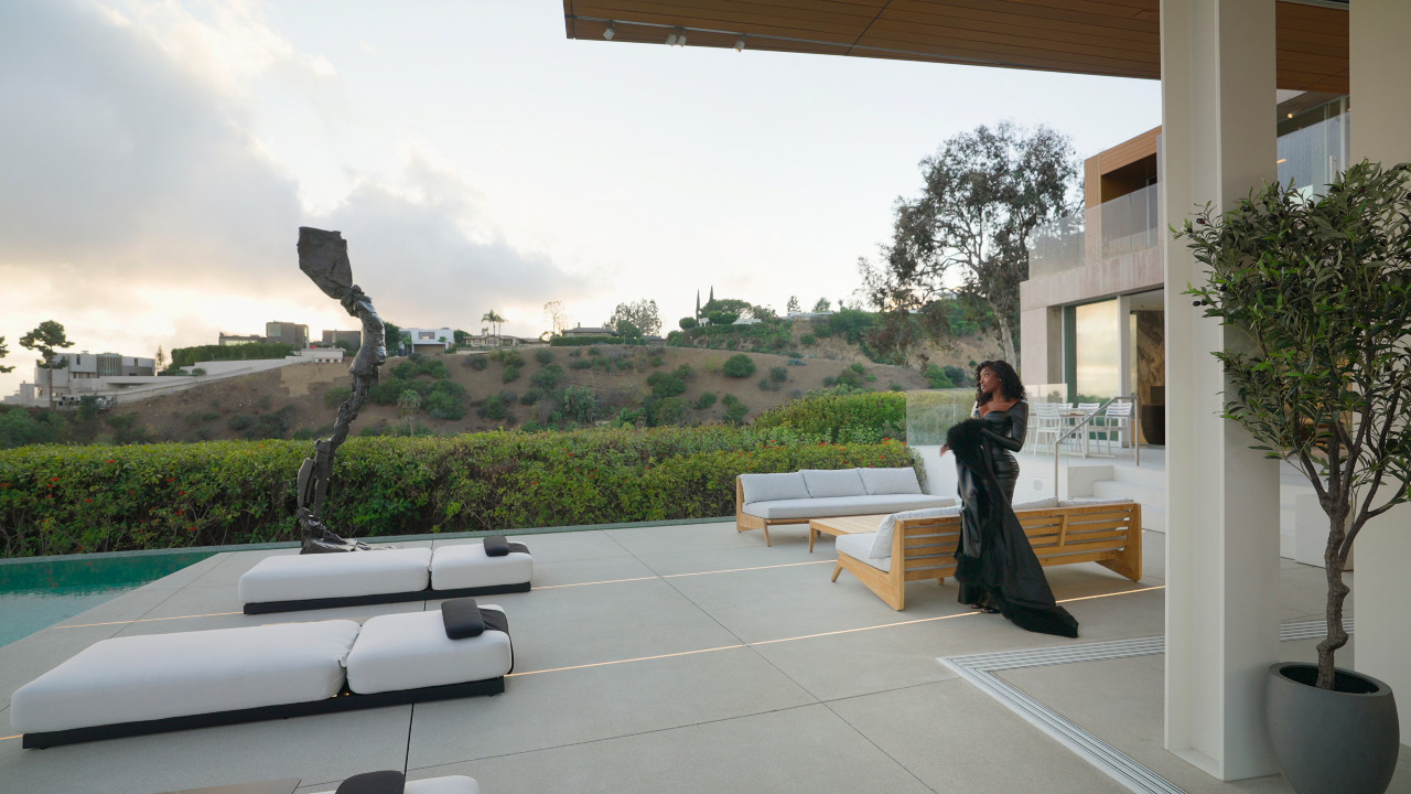 Chelsea Lazkani dans la saison 9 de Selling Sunset (2025). © Netflix.