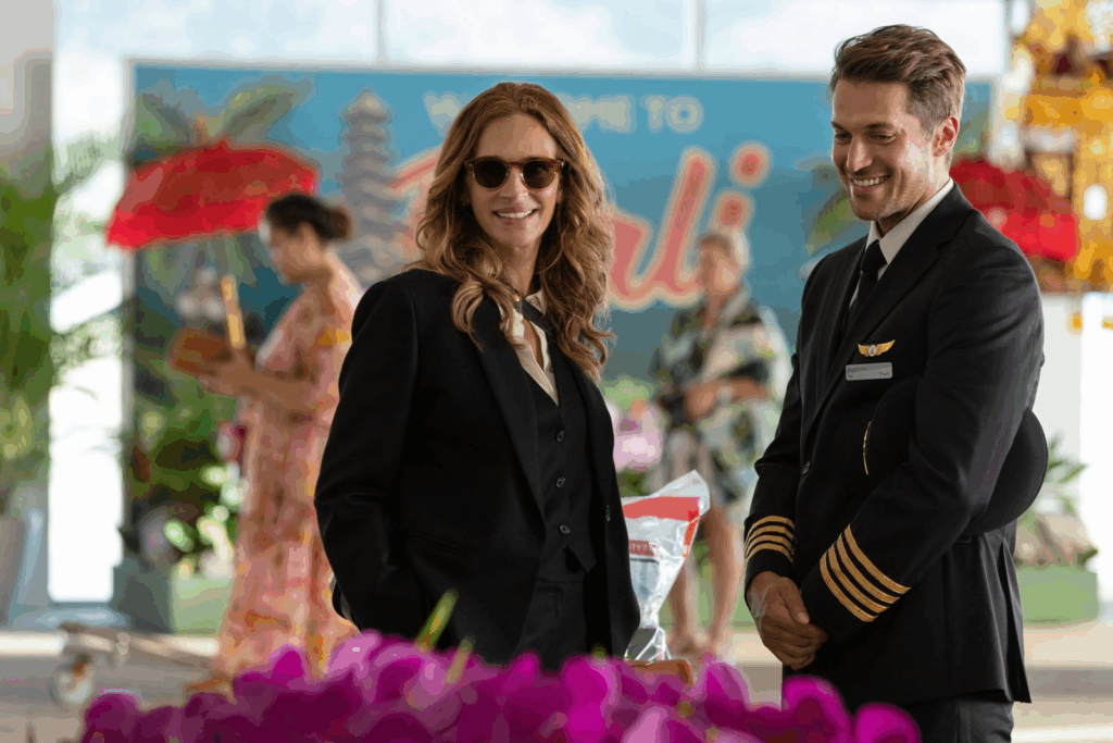 Lucas Bravo, Julia Roberts et Maxime Bouttier dans Ticket to Paradise (2022), ©Copyright 2022 Universal Studios. All Rights Reserved.