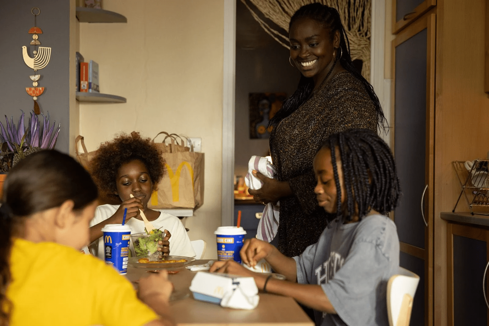 Aïssa Maiga sourit à Oumy Bruni Tedeschi dans le film Neneh Superstar.