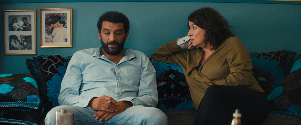 Photo des acteurs Ramzy Bedia et Noémie Lvosky dans le film Youssef Salem a du succès (2023) de Baya Kasmi.
