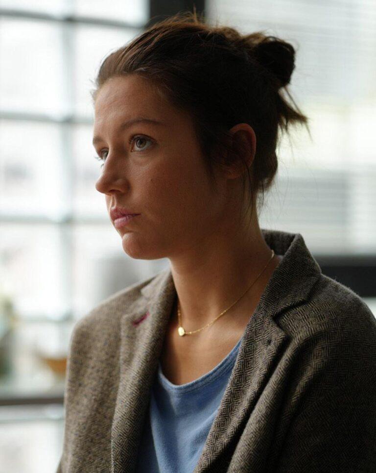 Adèle Exarchopoulos dans le film Je verrai toujours vos visages (2023). © Christophe Brachet - 2022 - Chi-Fou-Mi Productions - Tresor Films - Studiocanal - France 3 Cinéma.